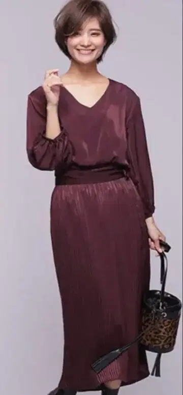피치 새틴 V넥 플리츠 원피스