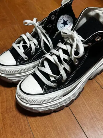 CONVERSE 블랙 하이컷 통굽 스니커즈