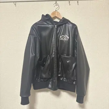 후드 부착 블랙 가죽 자켓