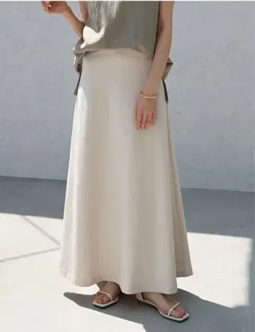 아이보리 플레어 롱 스커트