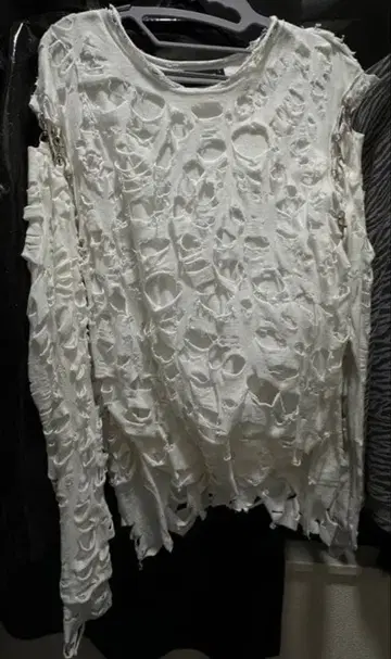 GINZI 화이트 데미지 가공 긴팔 상의