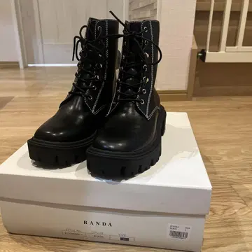 RANDA 블랙 통굽 레이스업 부츠