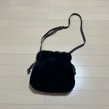 숄더백 블랙 퍼