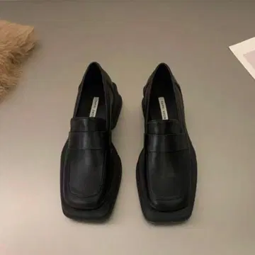 블랙 가죽 로퍼 스퀘어토