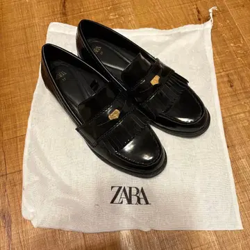 [ 새상품급 ] 인기 완판템 ZARA 코인 로퍼 37 에나멜 신발