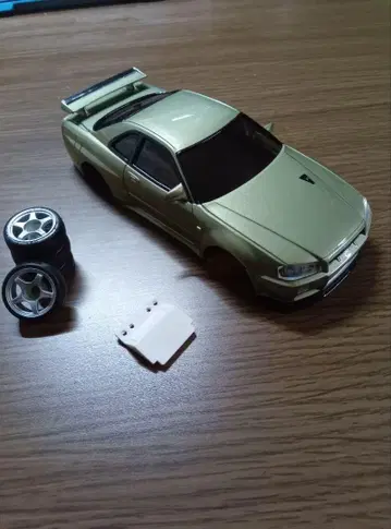 교쇼 미니지 스카이라인 GT-R 골드 모델 바디
