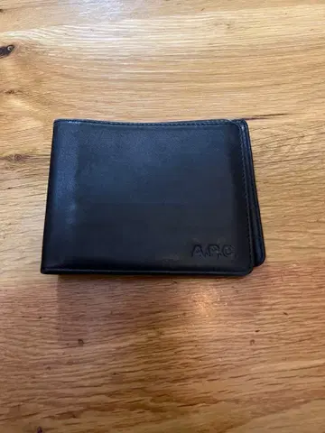 A.P.C. 블랙 가죽 3단 접이식 지갑