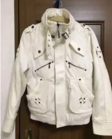 다가오는 계절에 활약! 다운 사양의 깔끔한 화이트 블루종
