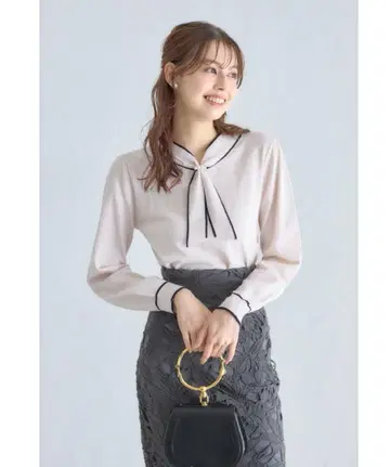 펄 장식 배색 보타이 니트 풀오버 아이보리