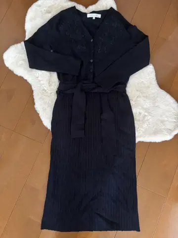 새상품급 MERCURYDUO 네이비 자수 니트 원피스