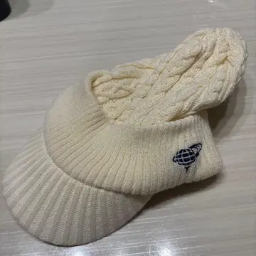 크림색 케이블 짜임 니트 캡