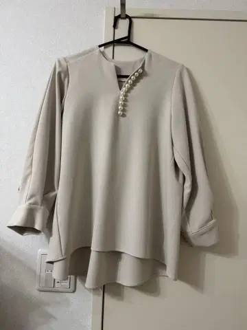 TONAL 펄 키넥 블라우스 베이지 긴팔