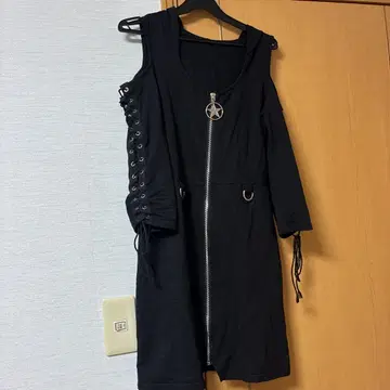 후드 부착 오프숄더 미니 원피스 블랙
