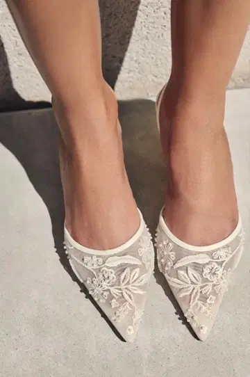 ZARA 자수 화이트 슬링백 신발