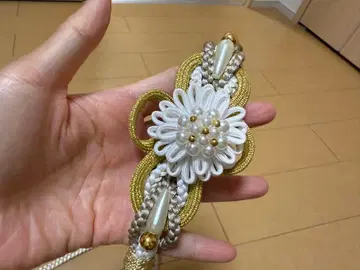 일본풍 허리띠 화이트와 금색 꽃 모티브