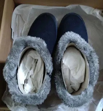 네이비 퍼 부츠 버클 디자인