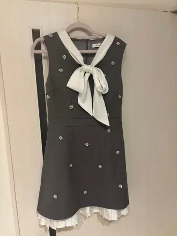 JEWELS 그레이 리본 포함 드레스