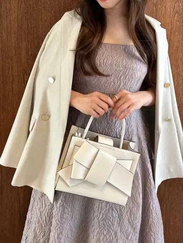 리본 포함 화이트 핸드백