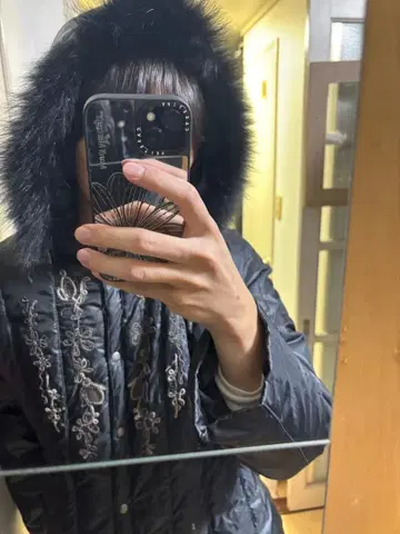 후드 부착 블랙 다운 자켓