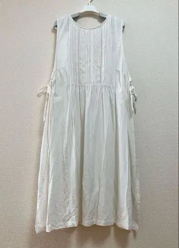 에이프런 원피스 사이드 열림 리본 화이트 레이어드