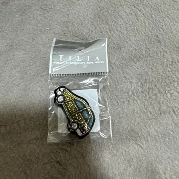 TILIA 자동차 모양 브로치