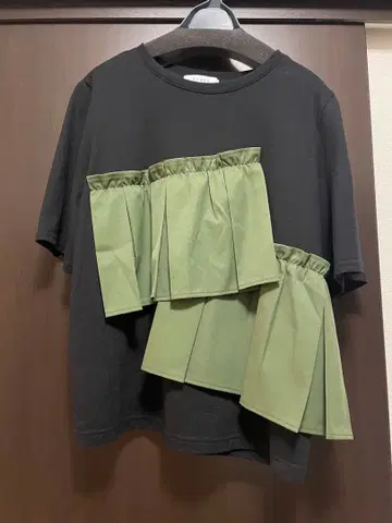 trois 플리츠 블랙 T셔츠