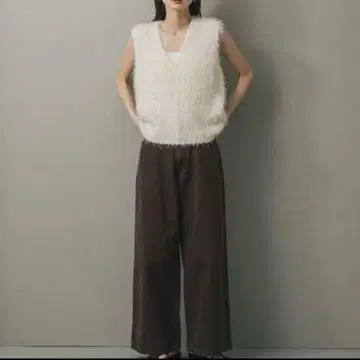 아이보리 퍼(Fur)풍 니트 베스트 V넥