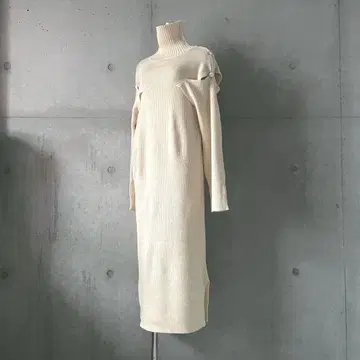 택 포함 새상품 2way 오픈 숄더 터틀넥 니트 원피스 베이지