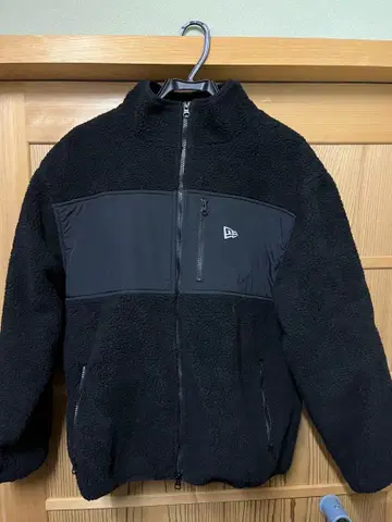 New Era 플리스 자켓 블랙