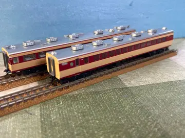 N 게이지 철도 모형 빨간색과 크림색 2량 편성