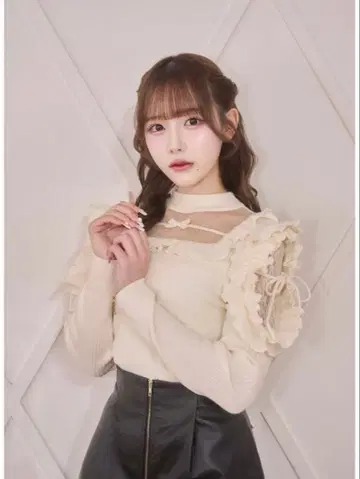meltie 키라키라 숄더 프릴 니트 아이보리