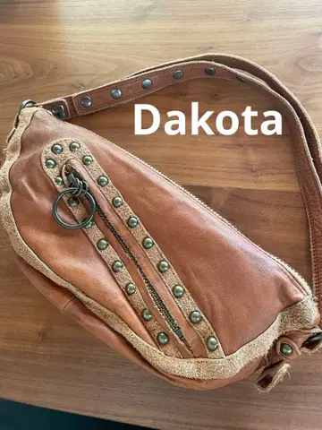 Dakota 스터드 장식 브라운 가죽 숄더백