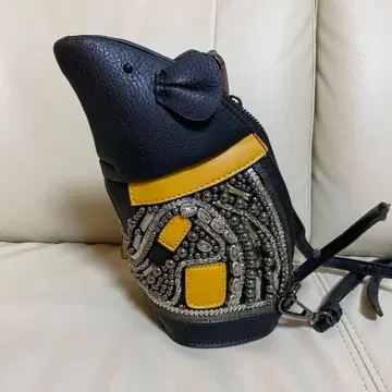쥐 모양 숄더백 블랙과 옐로우 컬러