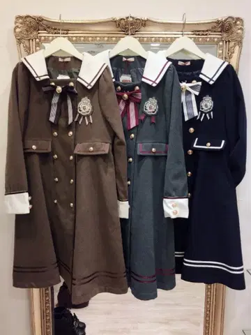 Amavel 아마벨 와펜 브로치 부착 세일러 롱 코트