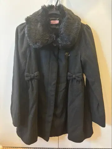 퍼 달린 블랙 롱 코트