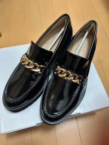 골드 체인 포함 블랙 로퍼 24.5cm