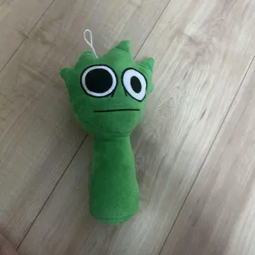 그린 컬러의 커다란 눈 봉제 인형