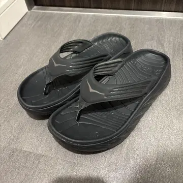 호카 오네오네 블랙 비치 샌들