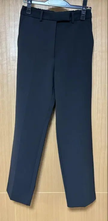 미라 오웬 센터 프레스 테이퍼드 팬츠 블랙