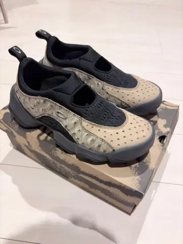 OAKLEY FACTORY TEAM SUEDE FLESH SANDAL