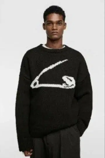 한정판 완판템 ZARA 니트 스웨터 안전핀 자수