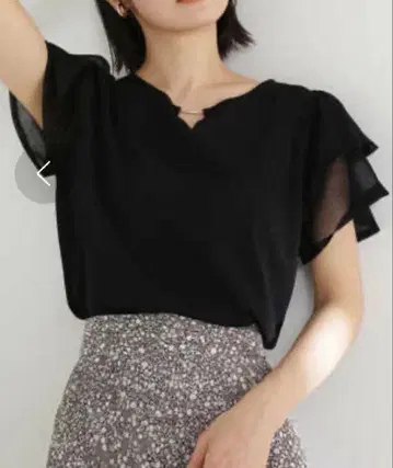 NATURAL BEAUTY BASIC 시어 프릴 슬리브 니트