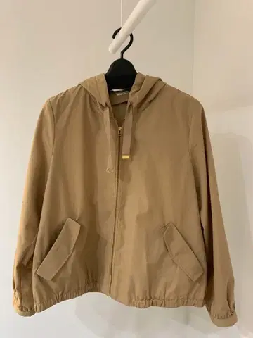 베이지 후드 부착 점퍼