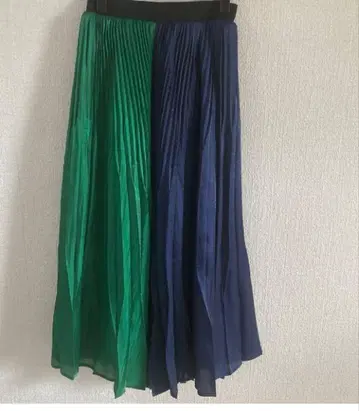 오즈모시스 그린과 네이비 플리츠 스커트