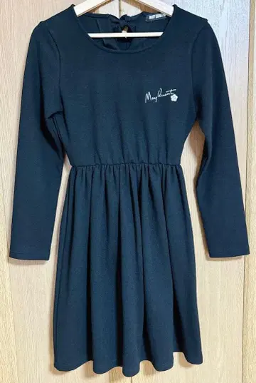 MARY QUANT 블랙 로고 자수 리본 포함 원피스