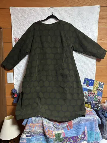 올리브 그린 도트 무늬 7부 소매 원피스