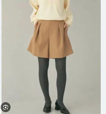 에멜리파인즈 하이웨스트 턱 숏팬츠 베이지