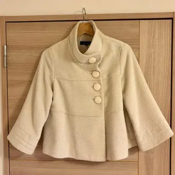 아이보리 버튼 달린 숏코트