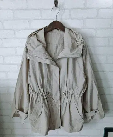 세련된 베이지 후드 부착 마운틴 파카