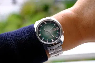 작동 Seiko 5 그린 다이얼 시계